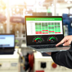 Mitarbeiter einer Produktionsstätte am Laptop
