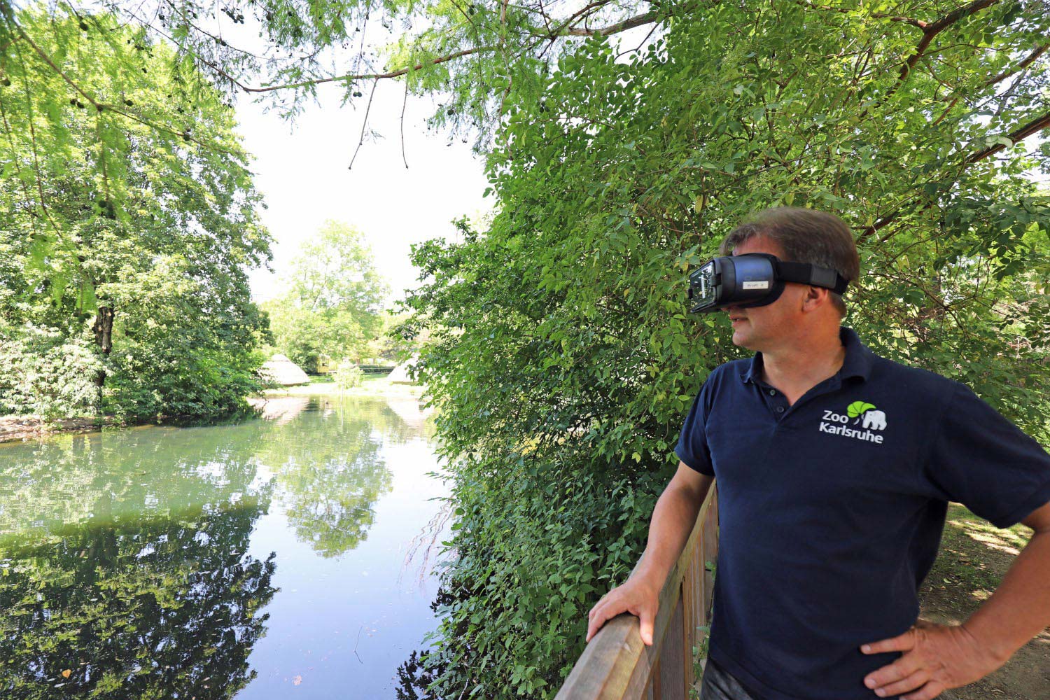 Mitarbeiter des Zoo Karlsruhe testet Demonstrator des Projekts