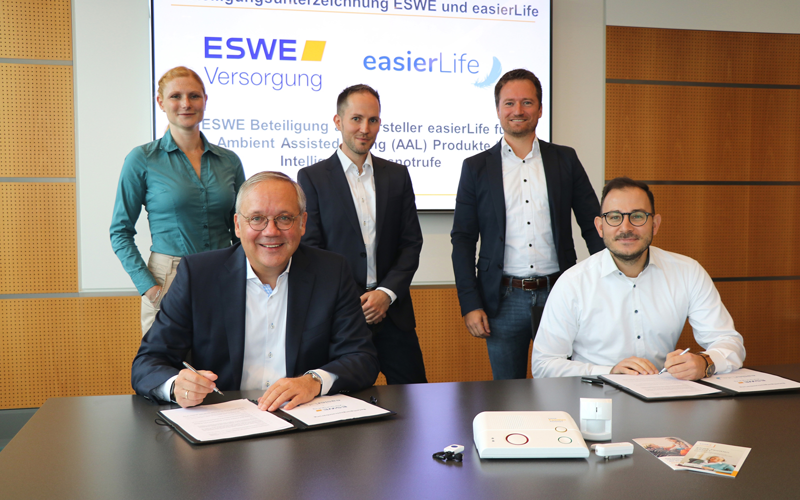 5 Personen bei Unterzeichnung der ESWE-Beteiligung an easierLife