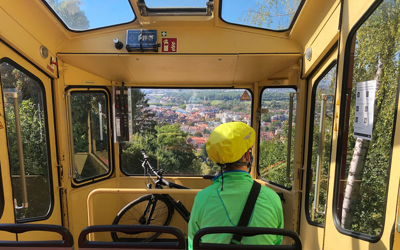 Fahrgast mit Radhelm nutzt Turmbergbahn in Durlach zum Transport seines Rades @Alexandra Wins