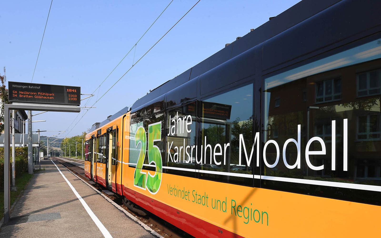 VBK-Straßenbahn an ländlicher Haltestelle