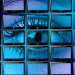 Ein Auge schaut auf mehrere Bildschirme