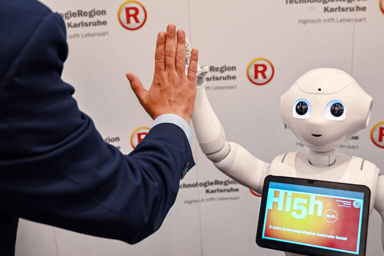 bild-event-high5trk High5 Handschlag mit KIT-Roboter Pepper zum 5jährigen Jubliläum der TRK GmbH