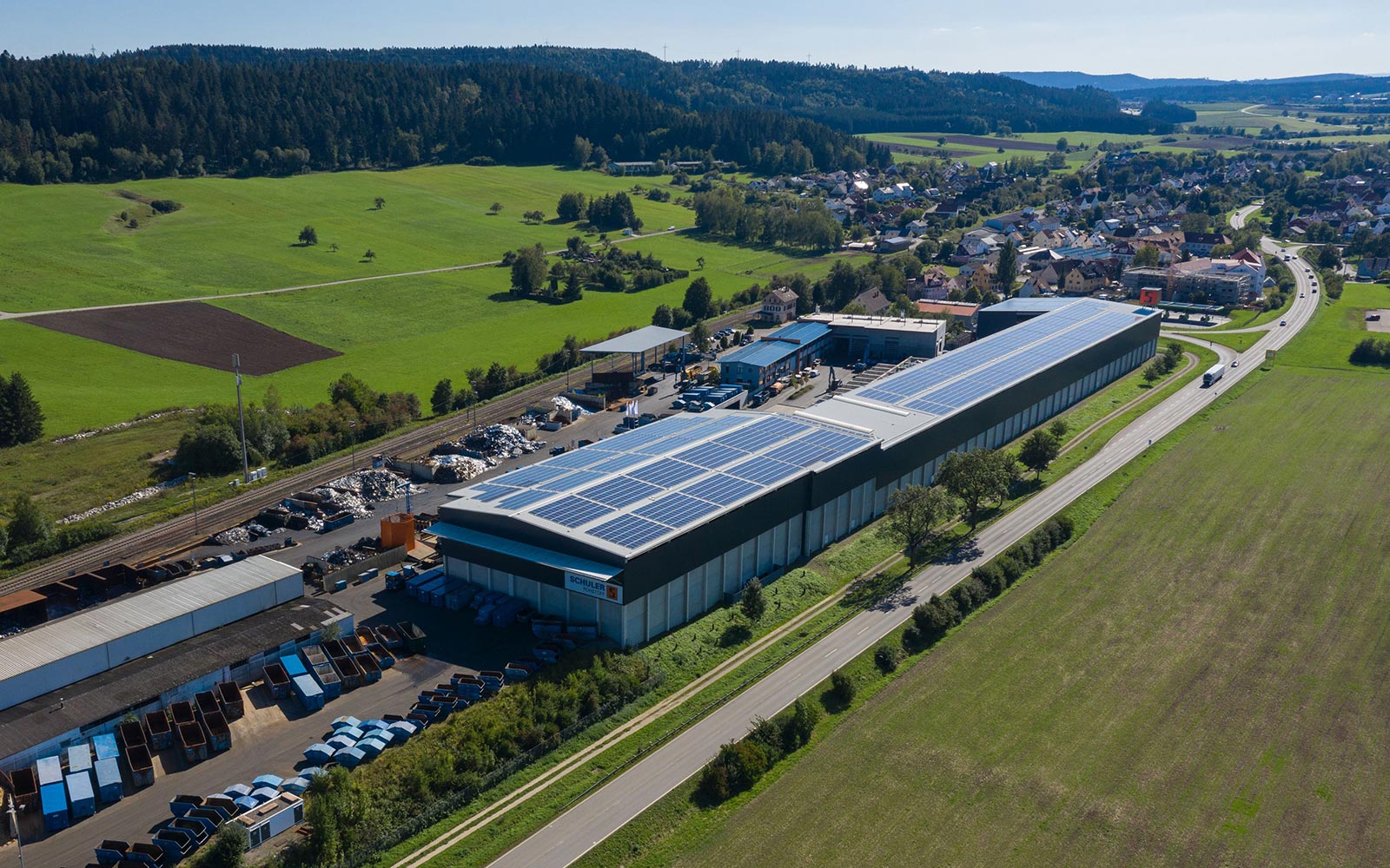 Firmengebäude von Schuler Recycling mit Solarpanellandschaft auf dem Dach