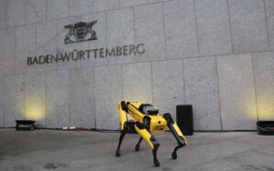 Laufroboter Spot vor der Landesvertretung Baden-Württemberg in Berlin