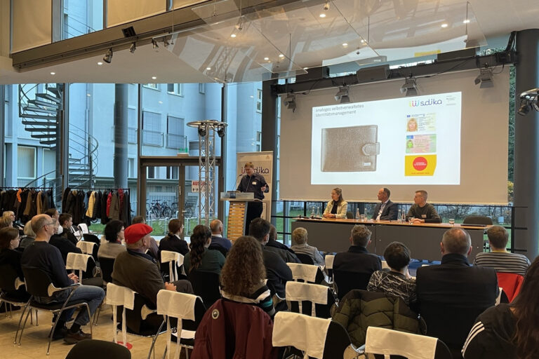 Vortrag von FZI-Mitarbeiter Sascha Alpers beim Bürger-Workshop am 24.11.2022 zum Thema "SDIKA- Sichere Digitale Identitäten Karlsruhe"