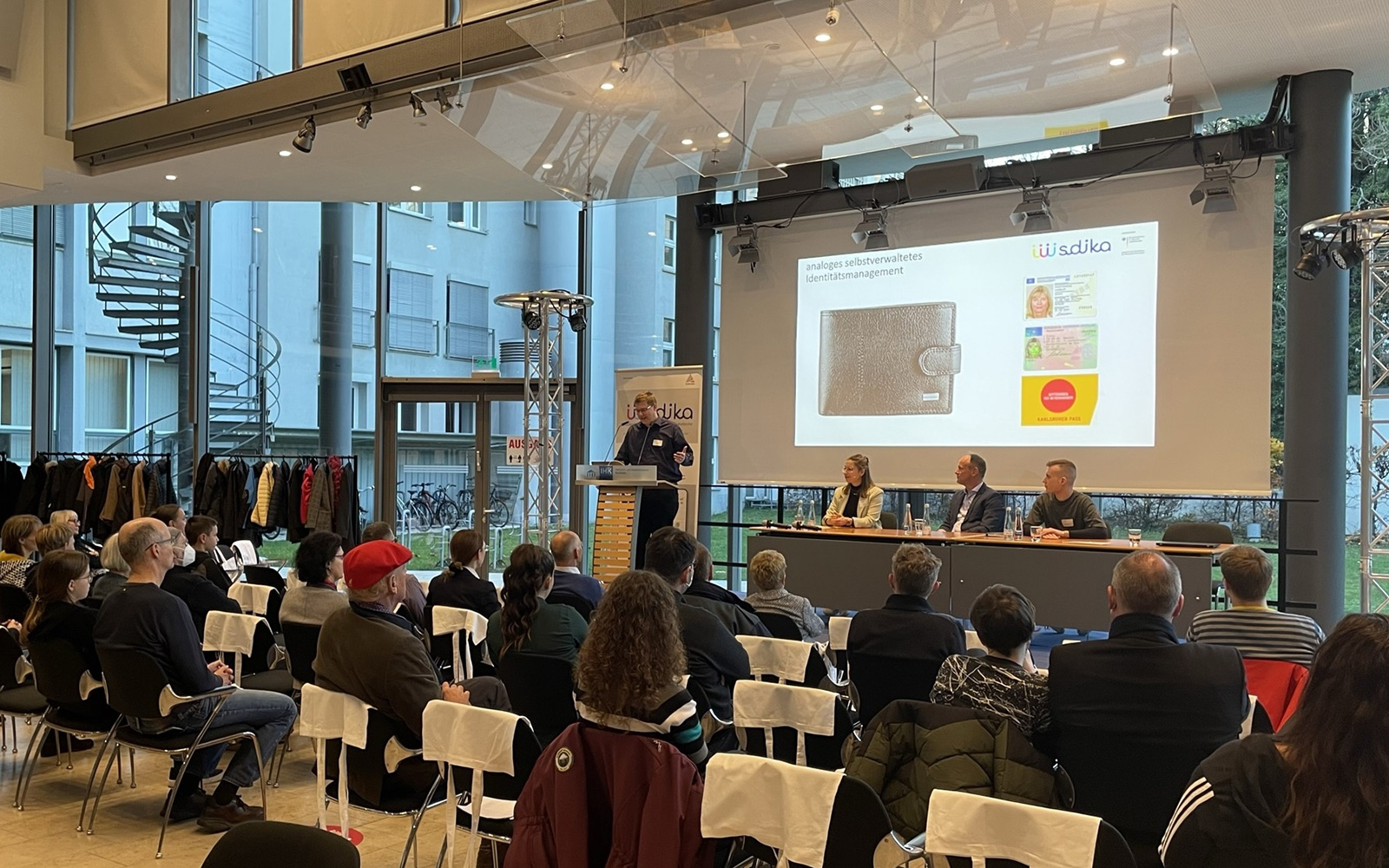 Vortrag von FZI-Mitarbeiter Sascha Alpers beim Bürger-Workshop am 24.11.2022 zum Thema "SDIKA- Sichere Digitale Identitäten Karlsruhe"