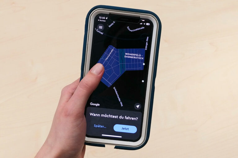 Smartphone mit der Buchungsapp FZI-Shuttle von ioki