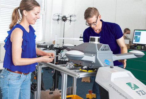 Zwei Mitarbeitende des FZI an einem Demonstrator