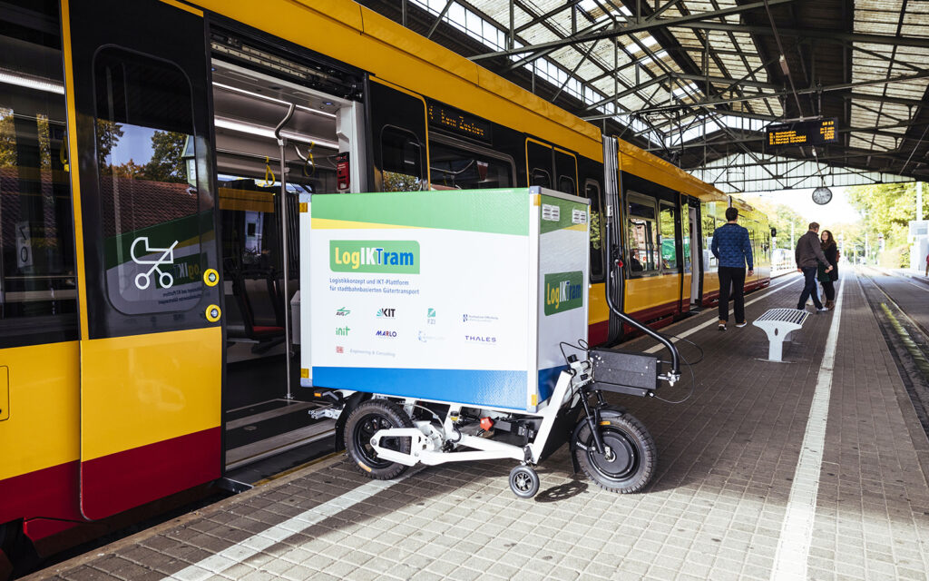 eTrailer wird in eine Tram geladen