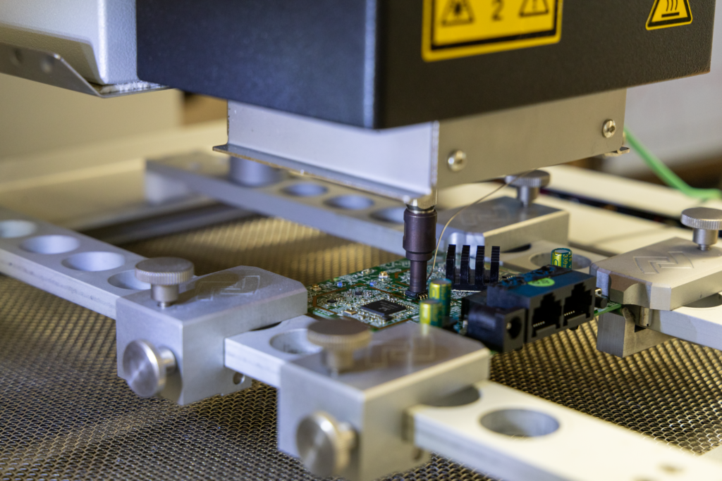 Hybrid Rework Station zur Firmwareextraktion