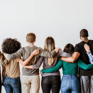 Menschen legen einander die Arme um die Schultern als Zeichen der Solidarität.