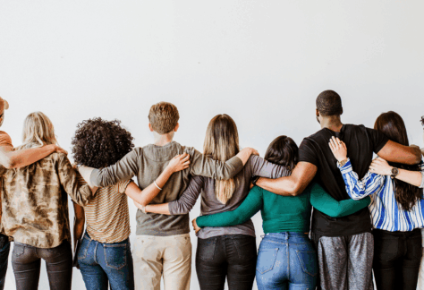 Menschen legen einander die Arme um die Schultern als Zeichen der Solidarität.
