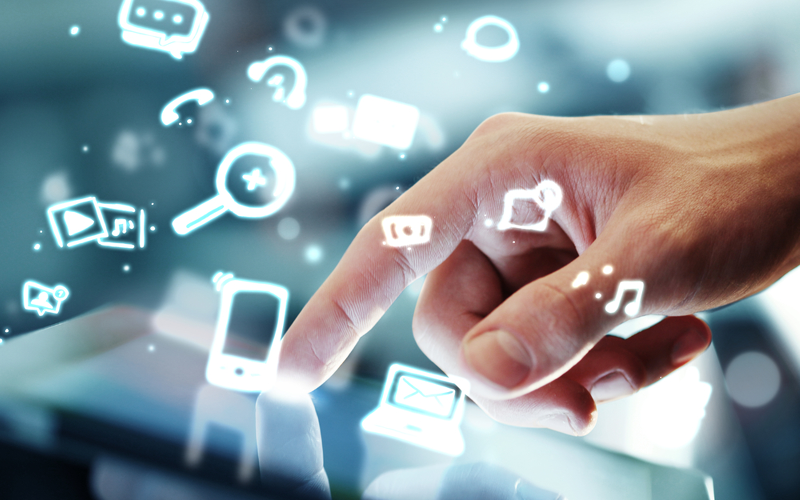 Hand hält digitales Tablet mit Social-Media-Symbolen