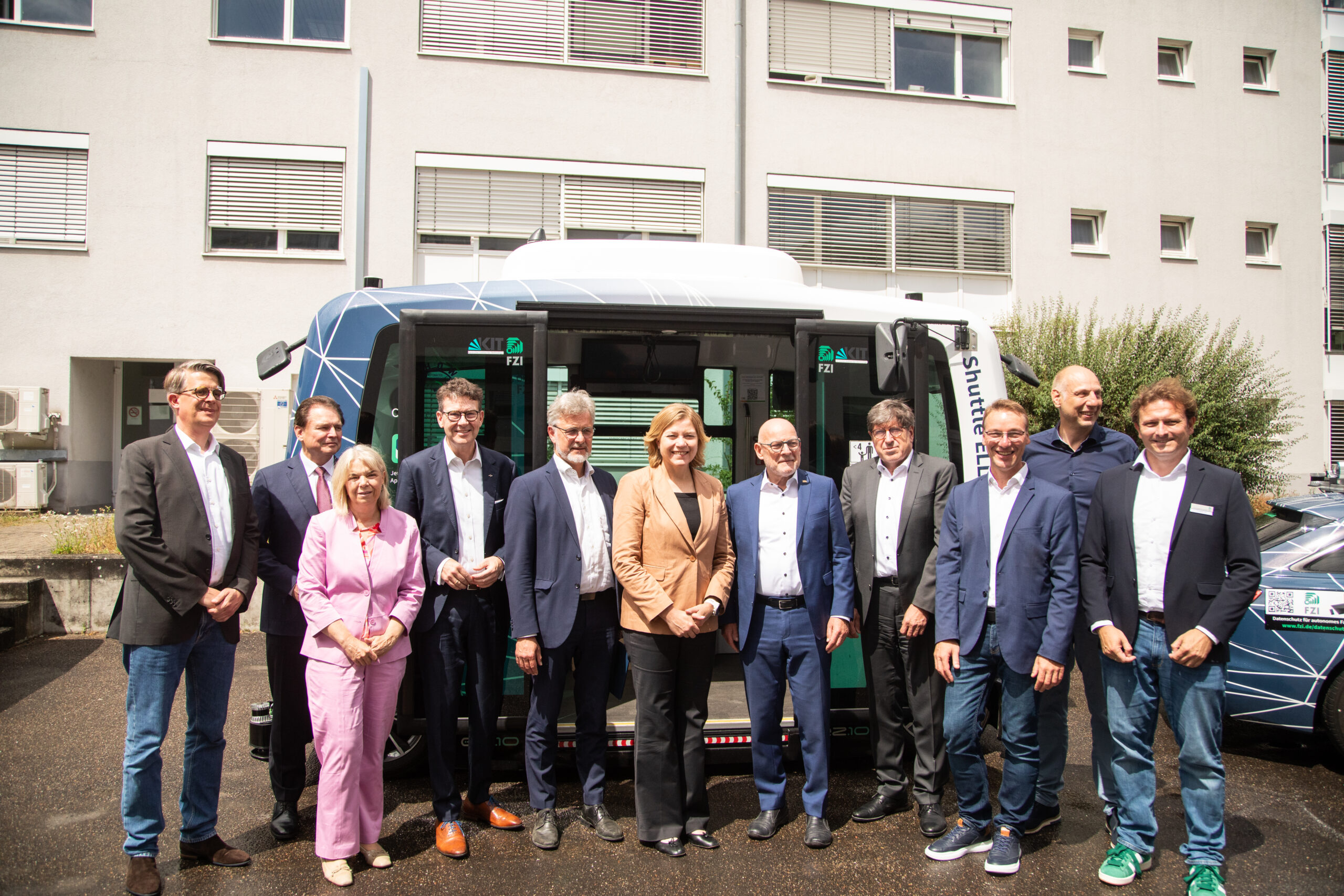 Gruppenfoto (v.l.n.r.): Jan Wiesenberger, Wolfgang Weiß, Petra Jung-Erceg, Alexander Pischon, Frank Mentrup, Henna Virkkunen, Winfried Hermann, Thomas Hirth, J. Marius Zöllner, Stefan Nickel, Alexander Viehl anlässlich des Besuchs der EU-Vizepräsidentin am 7. Juli 2025