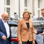 Verkehrsminister Hermann sowie FZI-Vorstände Wiesenberger und Zöllner im Gespräch mit EU-Vizepräsidentin Henna Virkkunen, im Hintergrund CoCar NextGen, anlässlich des Besuchstermin am 7. Juli 2025
