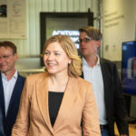 EU-Vizepräsidentin Henna Virkkunen beim Rundgang durch das FZI Living Lab Future Mobility am 7. Juli 2025 bei ihrem Besuch am FZI