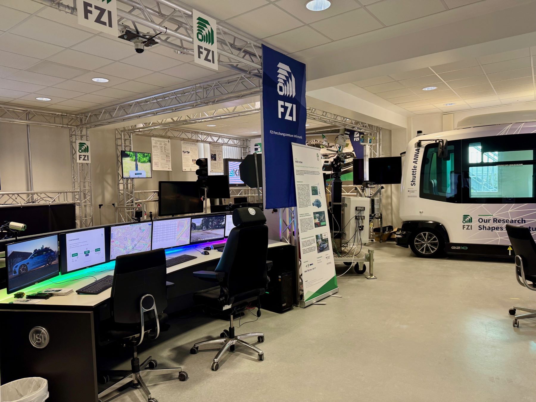 TAFBW-Leitstand im FZI Living Lab FutureMobility, im Hintergrund ist ein FZI-Shuttle zu sehen