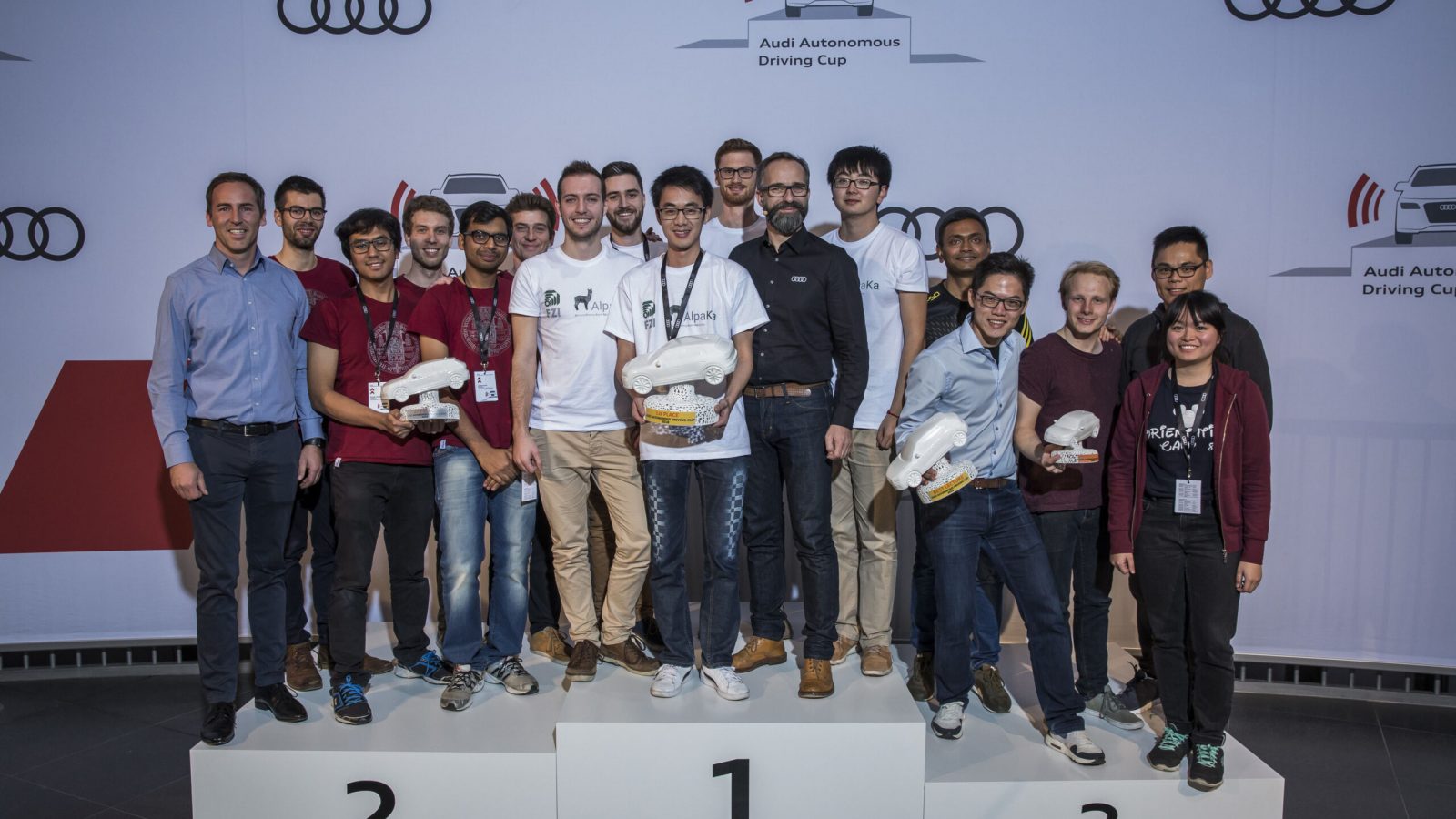 Am 14.11.2018 haben die Studenten Simon Roesler, Mark Timon Hüneberg, Yimeng Zhu, Maximilian Zipfl und Shuxiao Ding des Team AlpaKa mit Unterstützung durch das FZI den Audi Autonomous Driving Cup 2018 gewonnen.
